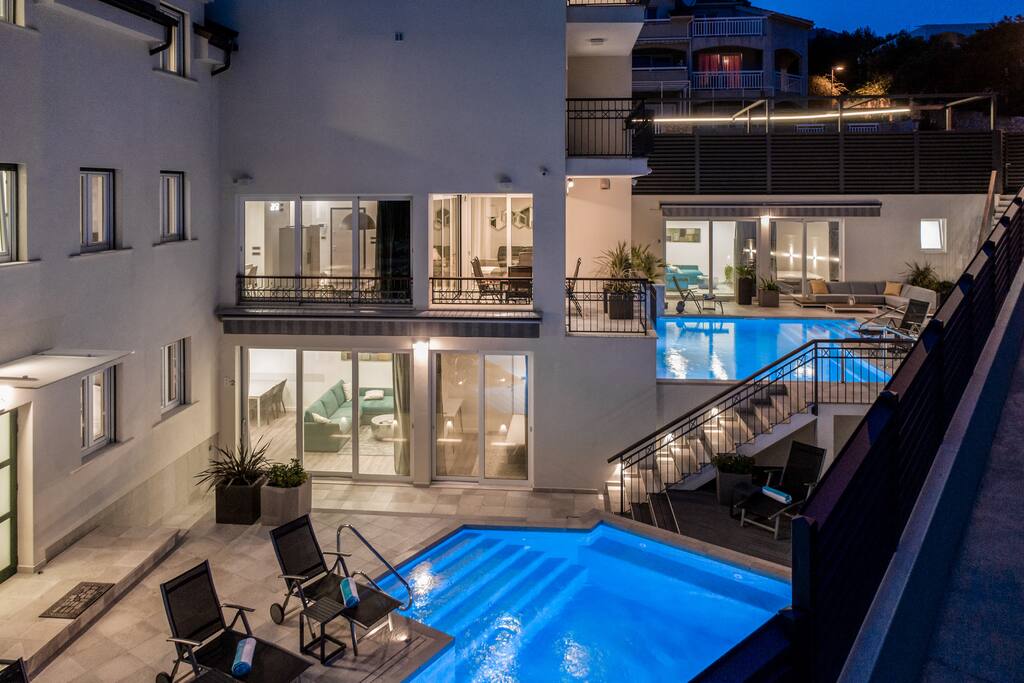 Shared area with 2 pools, both with hydrolysis system for water cleaning. The upper one has hydromassage and countercurrent swimming system