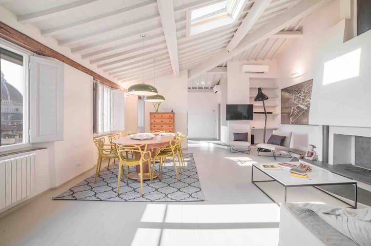 Florence Luxury Penthouse with Duomo View and 4BR gallery image 4