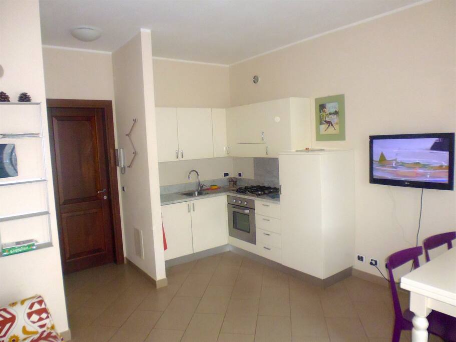 Soggiorno con angolo cucina.