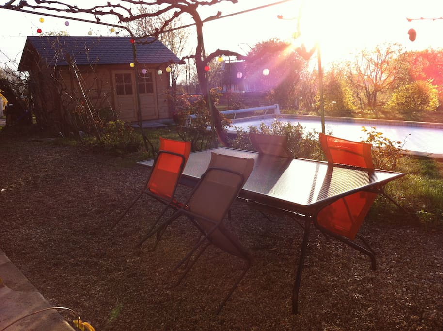 Table de jardin partagée avec les hôtes