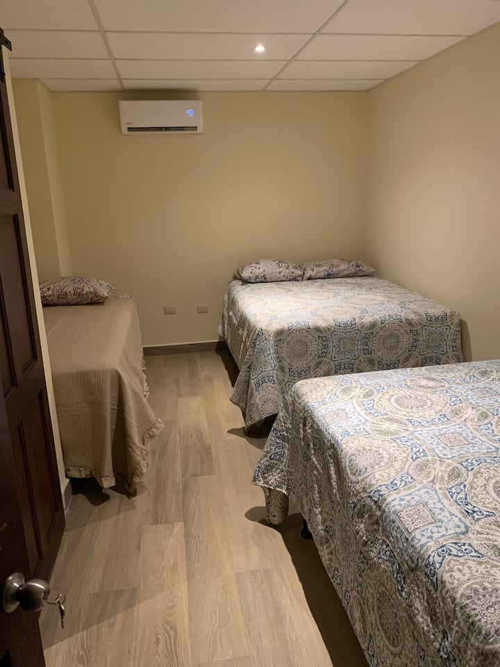 Spálňa 3. 2 manželské postele (1,4 metra) a 1 samostatná posteľ (1 meter). Má spoločnú kúpeľňu so spálňou 4