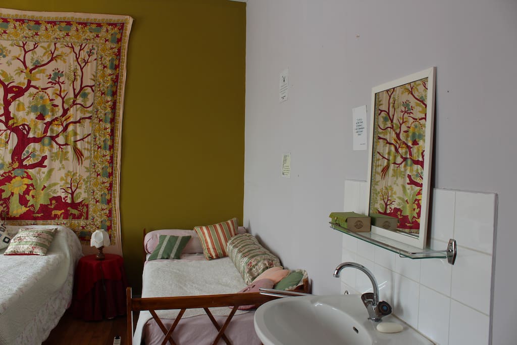 LE PETIT LIT ET LE LAVABO