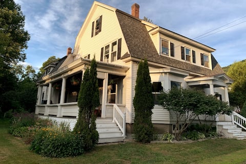 Family & Dog Friendly Roomy Colonial with Peloton