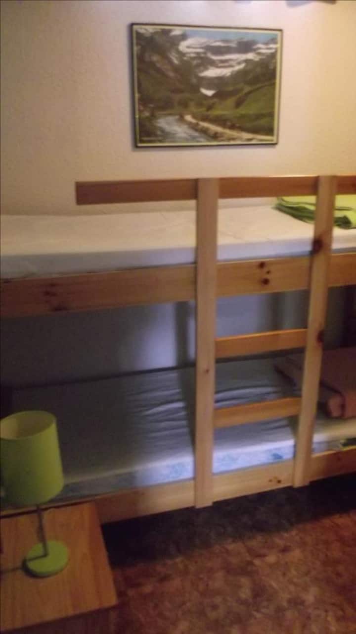 chumba kidogo chenye vitanda 2 vya ghorofa