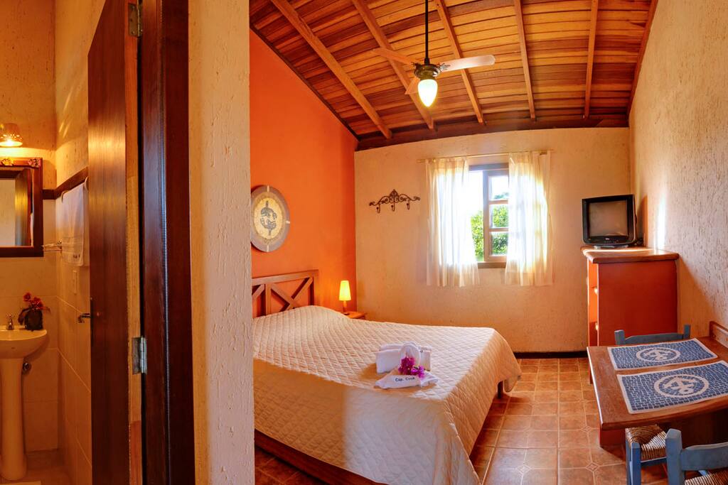 Quarto com ar split e cozinha compacta.