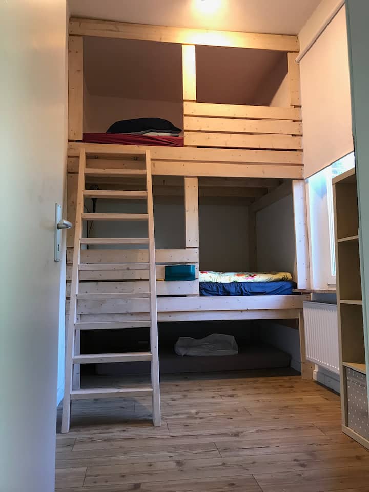 חדר שינה 3 עם מיטת קומתיים בגודל 160 ס"מ x200 ס"מ