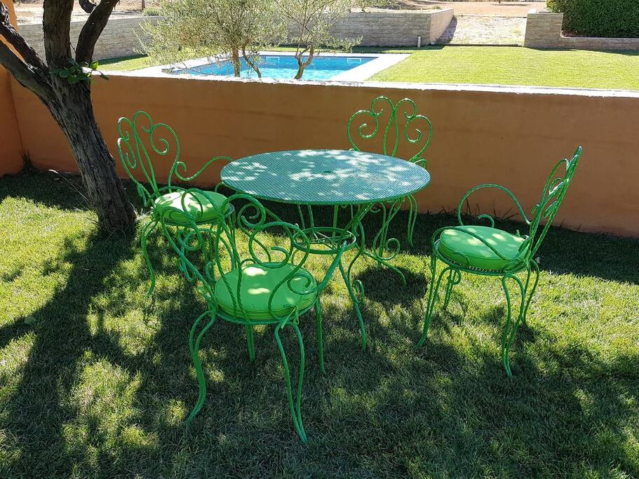 Espace repas au bord de la piscine