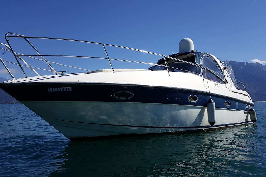 Your 50 m2 yacht for excursions and discovery of the lake geneva.