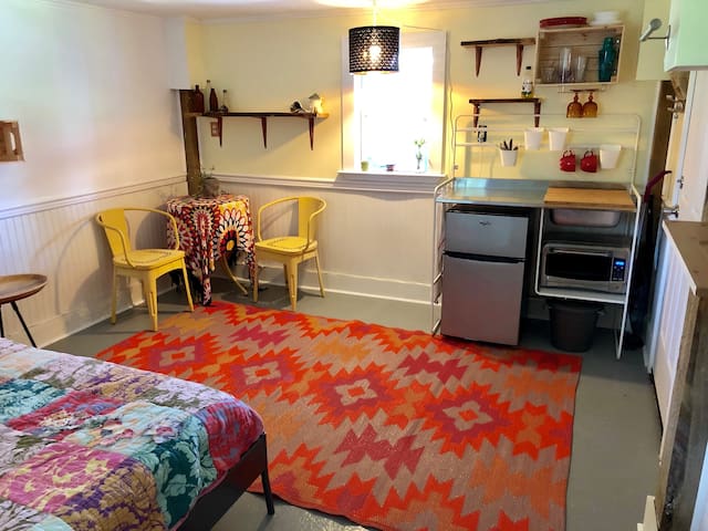 Boho Beach Studio 1 1/2 blocks from the beach!