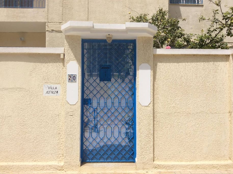 Entrée extérieure de la rue