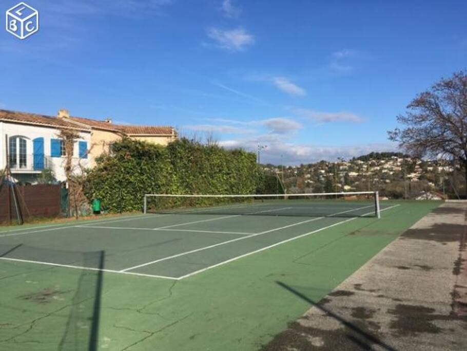 Cours de tennis dans la résidence