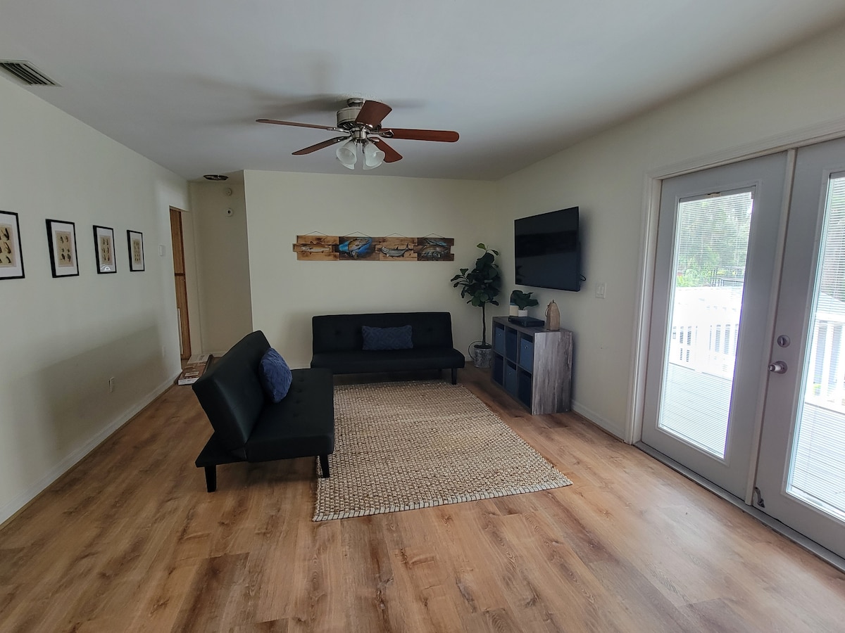 Roshani ya ghorofa ya juu ina futoni 2 za ukubwa kamili zinazofaa kwa watoto walio na televisheni mahiri na nafasi kubwa ya kukaa nje.