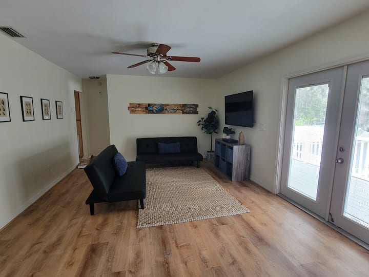 Лофтът на горния етаж разполага с 2 разтегателни дивана, идеални за деца със смарт телевизор и достатъчно място за излизане.