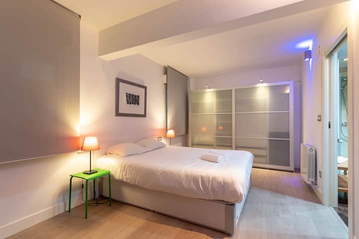 Hoofdslaapkamer met een tweepersoonsbed en twee nachttafels. Het heeft een grote kast en twee ramen die veel licht in de kamer binnenlaten.