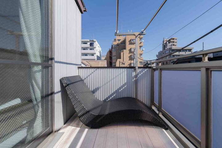 新宿徒歩圏内！100平米のモダン戸建てで贅沢な東京ステイ gallery image 4