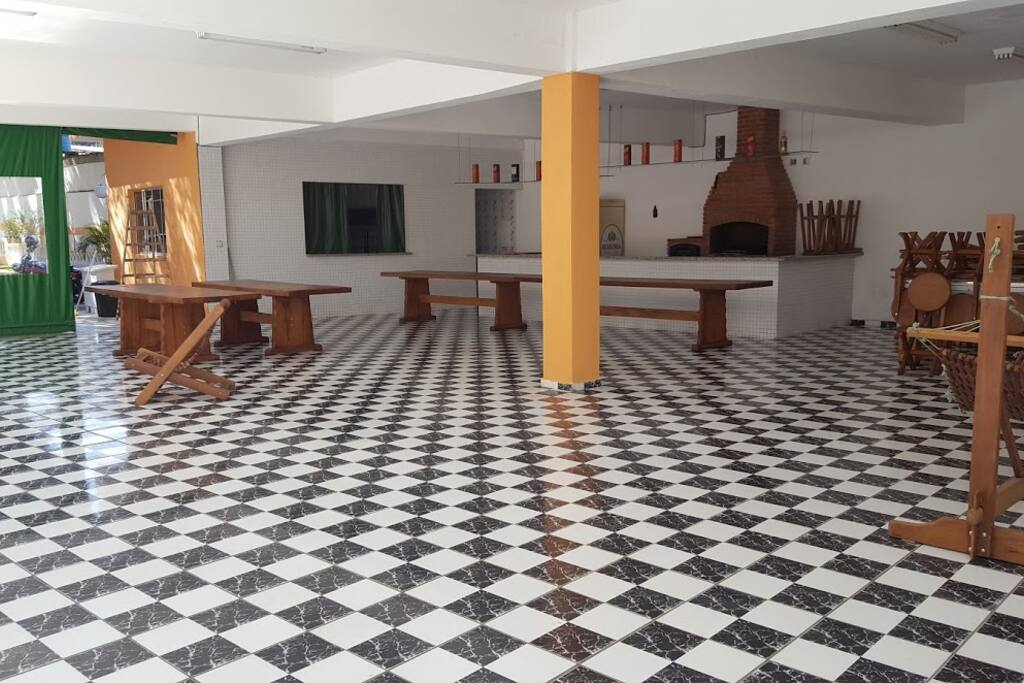 Amplo salão para festas.