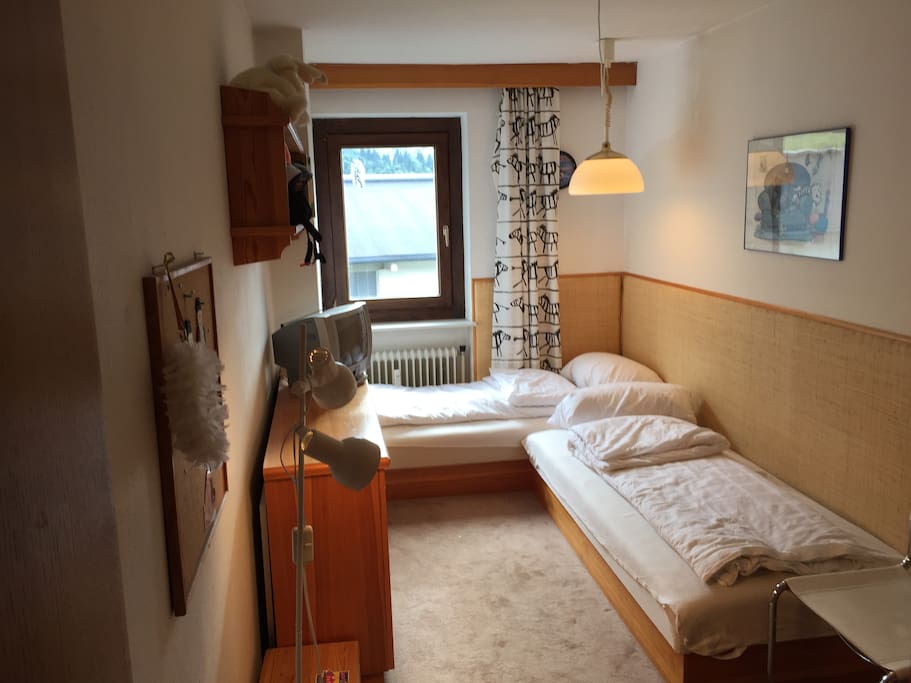 Schlafzimmer mit 2 Betten