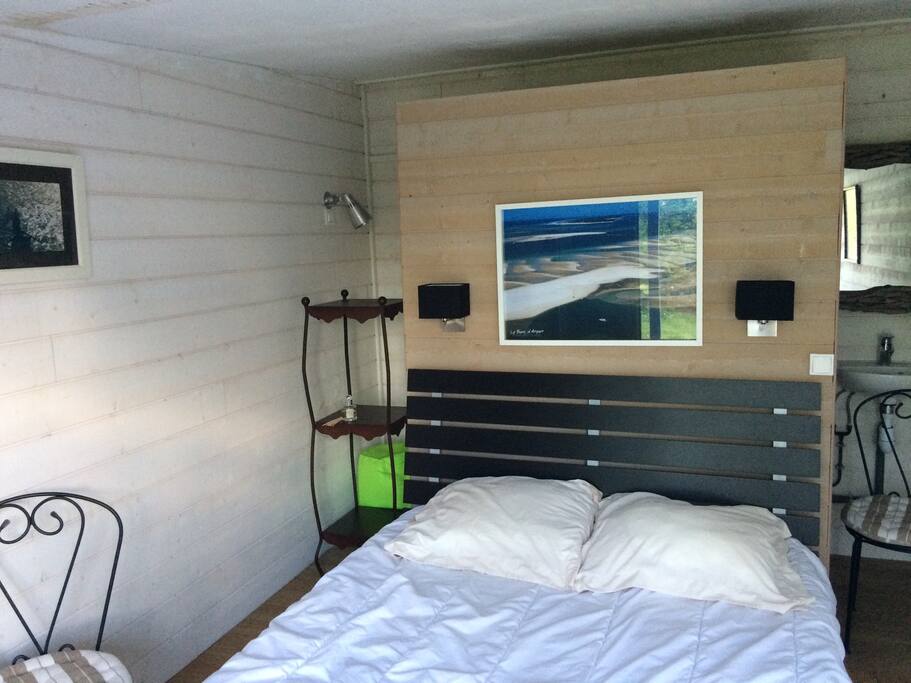 Chambre dans petit chalet, à côté de la piscine. Vue sur jardin. Cabinet de toilette