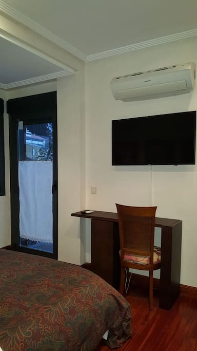 ZONA ESCRITORIO, AIRE ACONDICIONADO Y TV