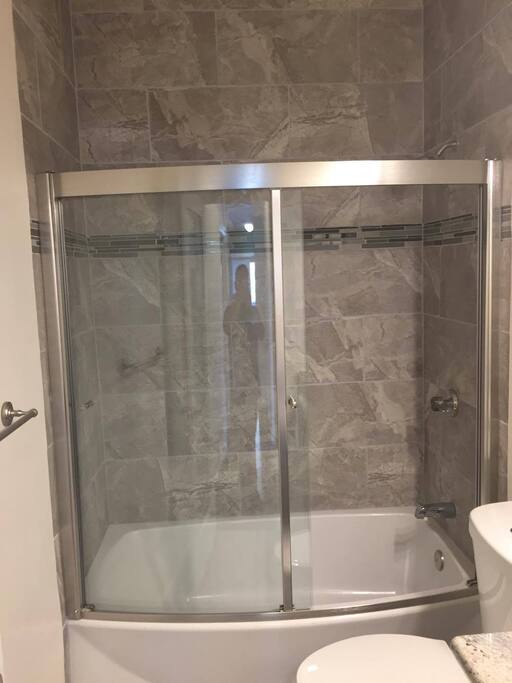 Shower/ Bathtub