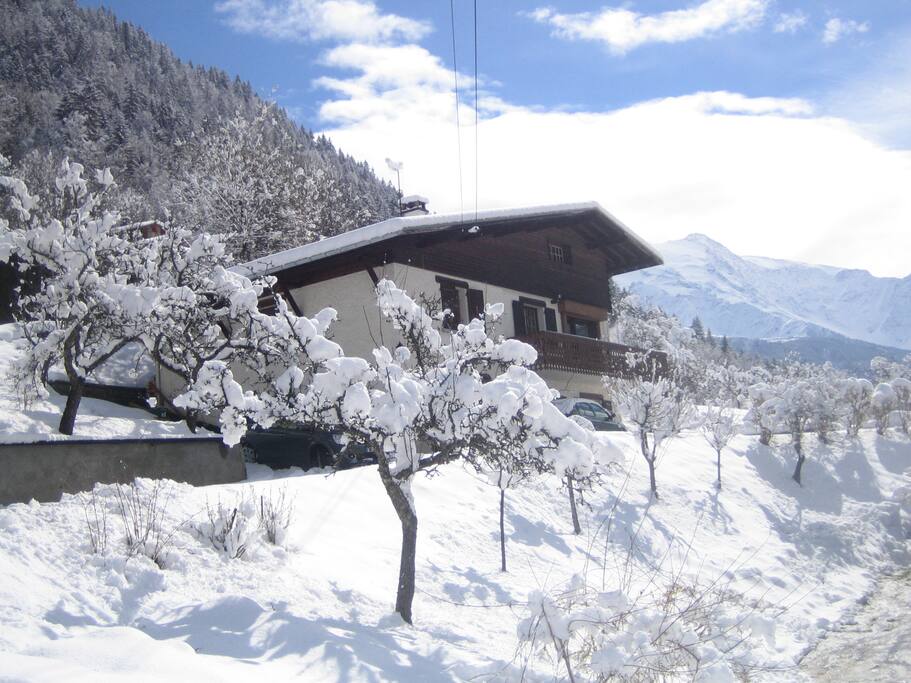 Le chalet vu de la route d'accès