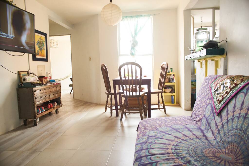 Die hellerleuchtete 55 m2 grosse 2-Zimmer Wohnung befindet sich im 5. Stockwerk mit wundervollem Panorama Ausblick über den Dächern des Zentrums mit direktem Blick zur Zocalos Kathedrale. Das Wohnviertel erfüllt das typische Mexican Flair mit Vorhof das von vielen kleinen familienfreundlichen Wohnungen umrundet wird. Die Wohnung selbst ist wie ein Loft geschnitten - mit offener Küche und Buffet, nebenan ein Balkon mit Waschküche und Waschmaschine. Wohn-und Schlafzimmer werden durch einen breiteren Balken räumlich getrennt. Zum draussen sitzen und Aussicht geniessen kann der Eingangsbereich als Balkon genutzt werden. Zusätzlich gibt es noch einen kleineren Raum, der als Büro oder Schlafmöglichkeit genutzt werden kann, sowie ein Bad mit Warmwasser-Dusche. Die Wohnung wird teilmöbliert mit Waschmaschine, Kühlschrank, Internet inklusive.