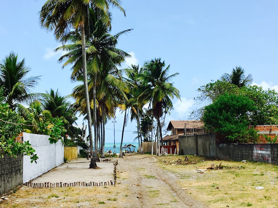 Na rua da praia!
Foto na saída do portão do condomínio do lado direito da casa.