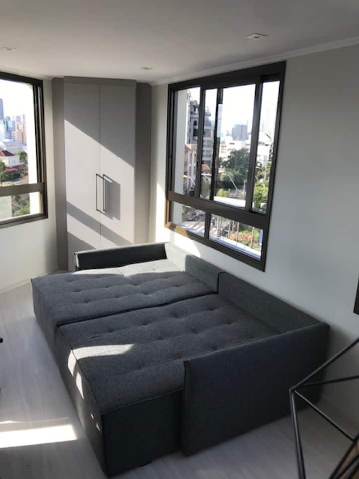 يوجد سرير أريكة للزوجين وأيضًا مع تشيسي 