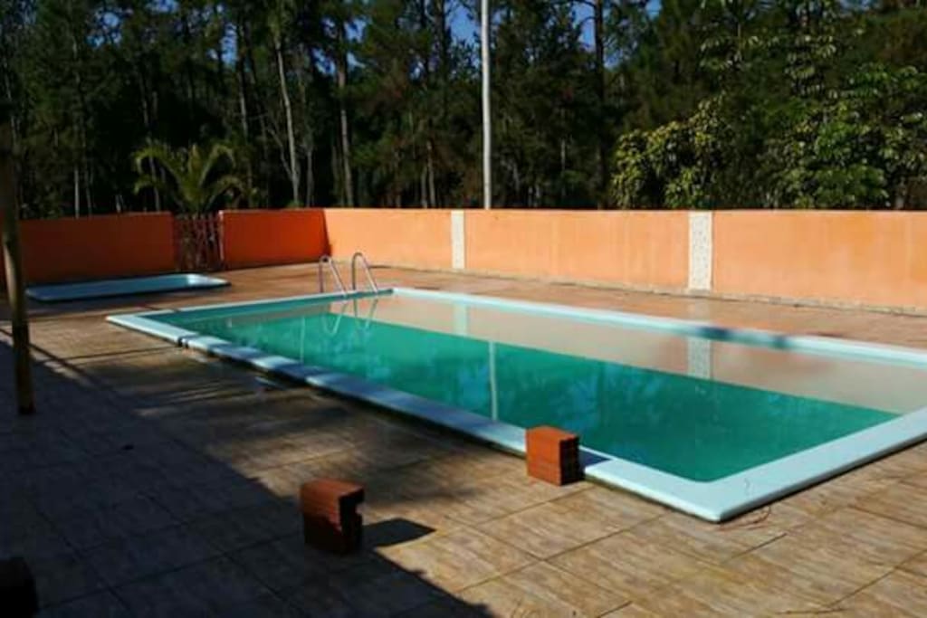 Piscina para adultos e outra piscina para crianças