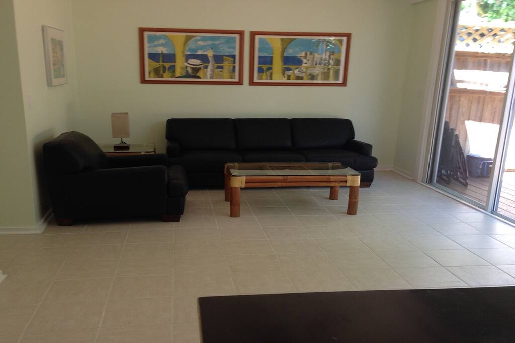 Living Room / Queen Pull-Out