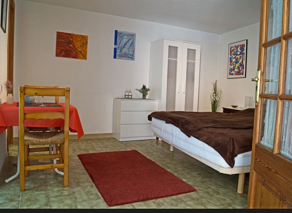 Neu eingerichtetes Zimmer mit Kleiderschrank, Komode und kleinen Frühstücks- oder Arbeitstisch(FreeWiFi)