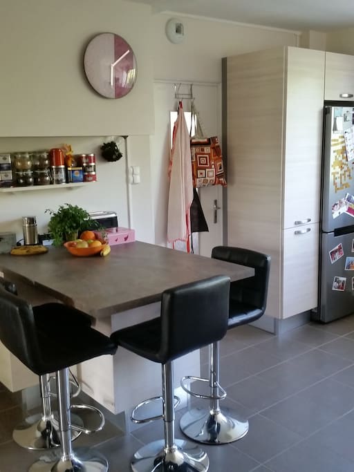 Table/bar entre la cuisine et le salon