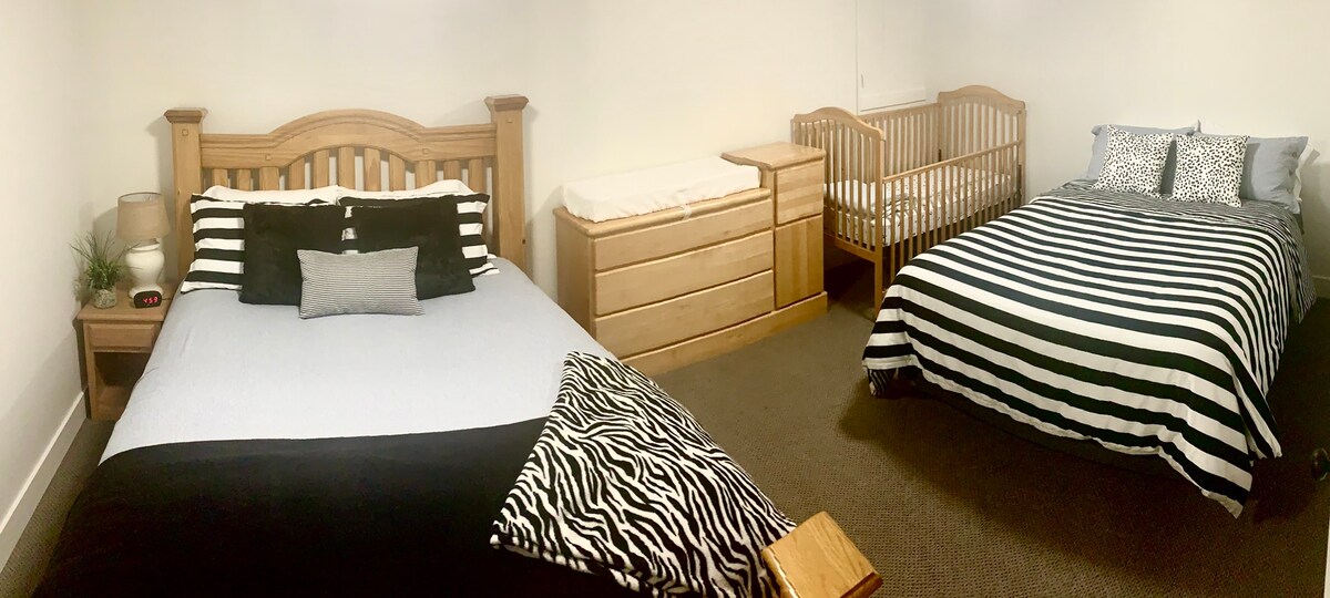 Spavaća soba 3, madraci visoke kvalitete, dodatni jastuci, stol za presvlačenje, krevetić, stalak za prtljagu u ormaru, budilica i dodatne deke. 