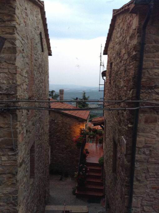 Vicolo del paese di Monteverdi
