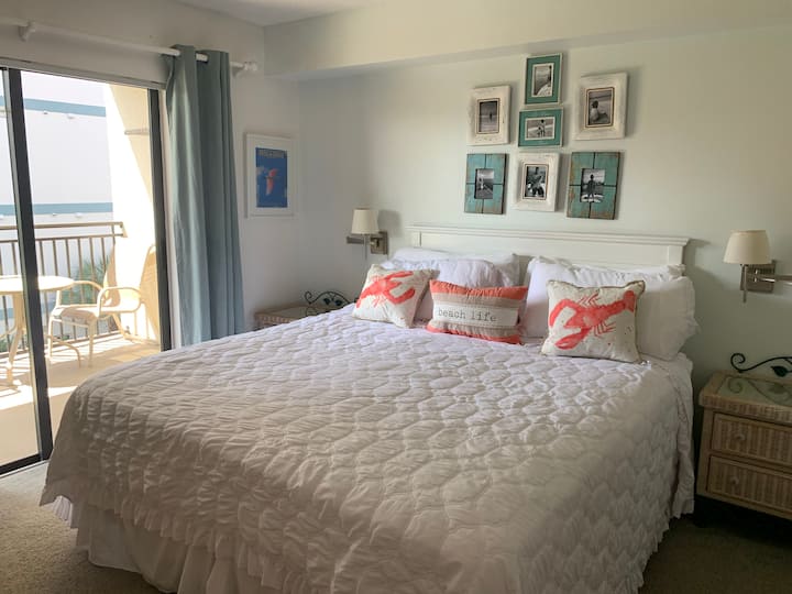 Главна спална соба со брачен кревет, пристап до балкон, сопствена бања и плакар. 