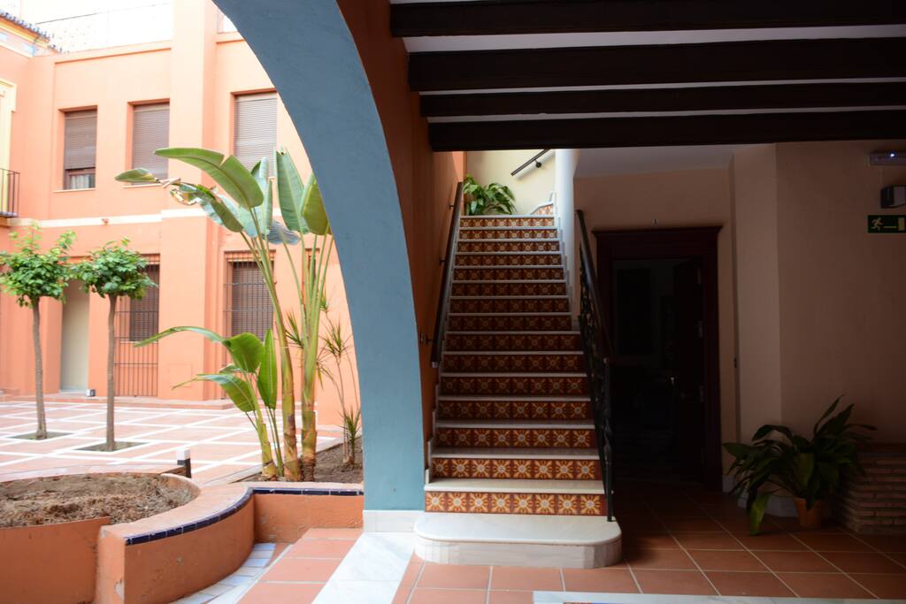 Puerta de entrada, junto al patio