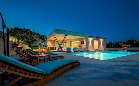 Villa Valin, private 4 BD villa with heated pool