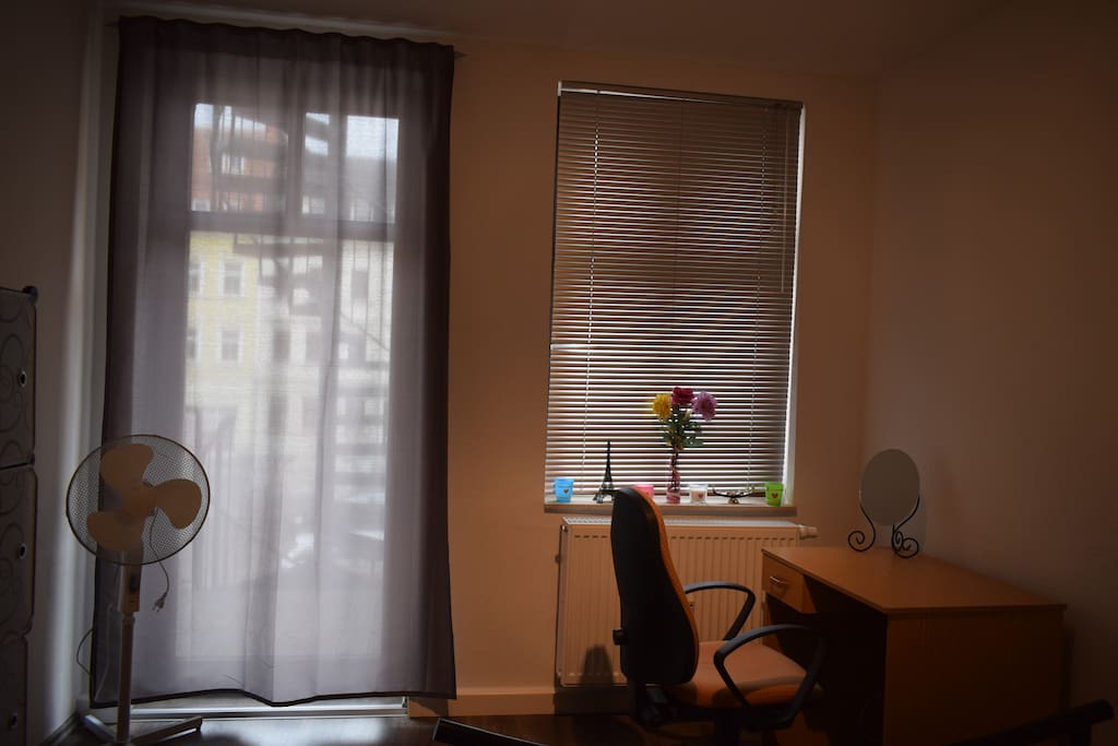 Zimmer (Schreibtisch, Fenster und Tür In das Zimmer)