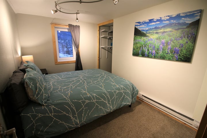 Dhoma e gjumit në bodrum 1 (Queen)