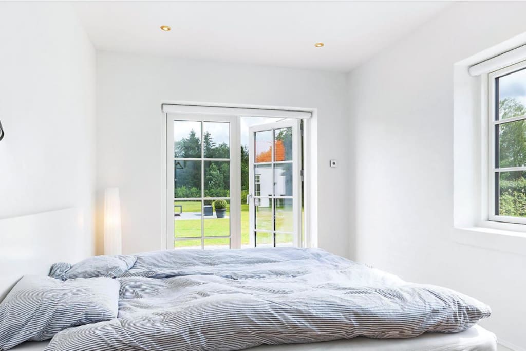 Quiet private bedroom with double bed and direct access to private terrace
