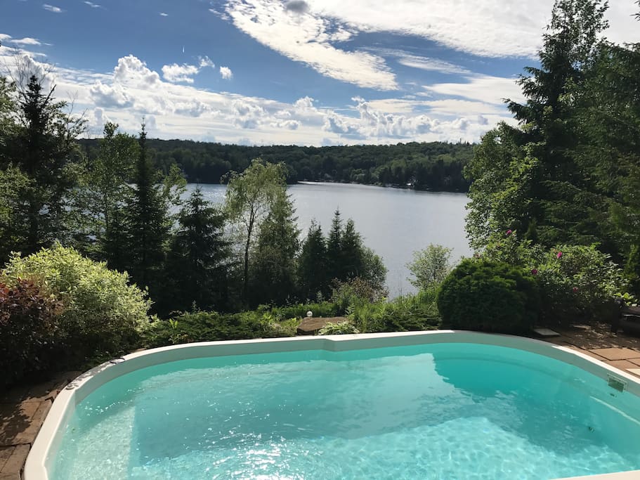 La piscine creusée chauffée avec vue sur le Lac Beaulac!