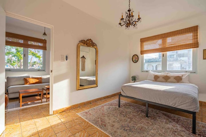 חדר שינה ראשי עם מיזוג אוויר