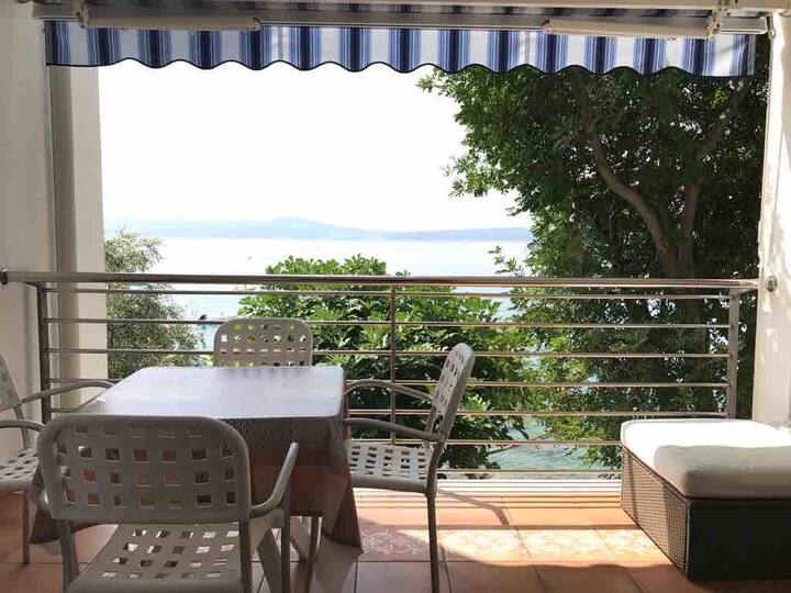 Seafront Apt - 1 min to the beach