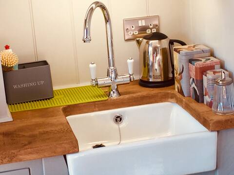 Top performing Airbnb: New Forest Hut-Views-Nature-Direct Forest Access in New Forest