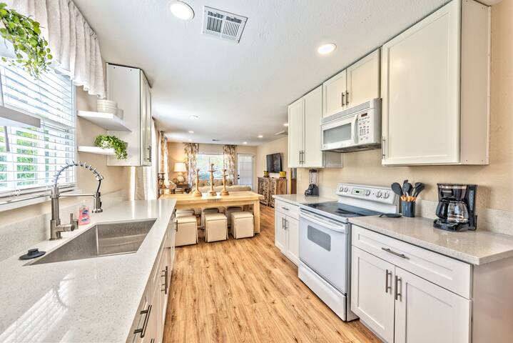 Cottage style home, close to Freemont St. gallery image 4