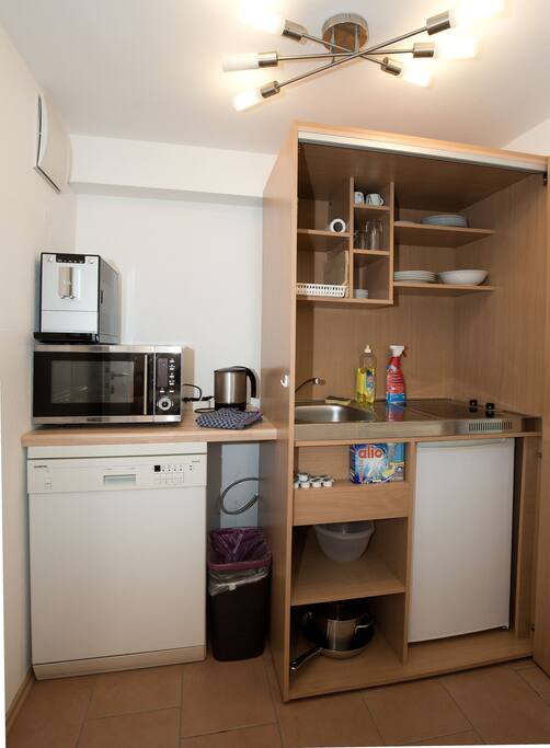 Eine komplette kleine Küche mit Geschirr und allem, was es braucht.
Immer frischen Kaffee macht unser Kaffeevollautomat. Natürlich kümmern wir uns um die Bohnen.
Unsere Spülmaschine erledigt den Abwasch für dich. Kochmuffel lassen die übrige Küche im Schrank verschwinden.