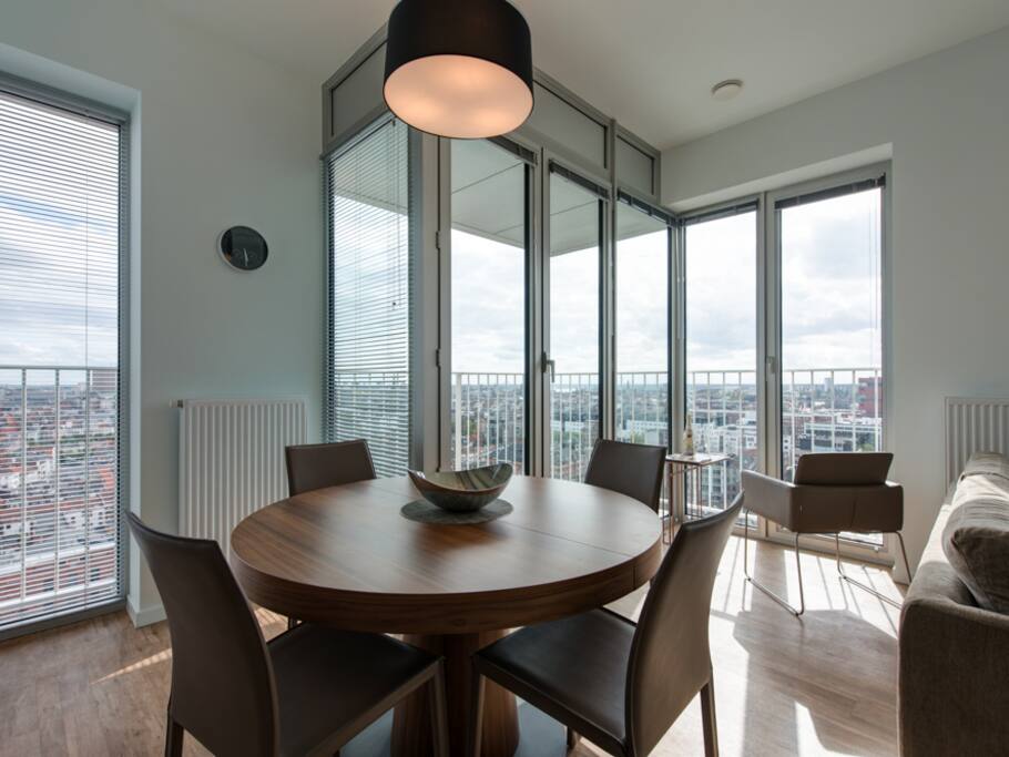 Diningtable extendable for up to 6 persons