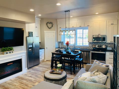 Pool and Luxurious Guesthouse!