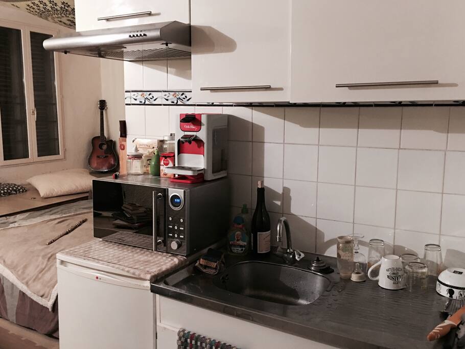 Petite cuisine, avec sa cafetière, du thé, le lait et le sucre.