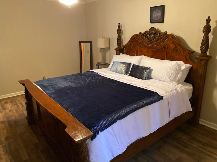 El dormitorio tres cuenta con una tercera cama cómoda de tamaño king y una televisión inteligente. 